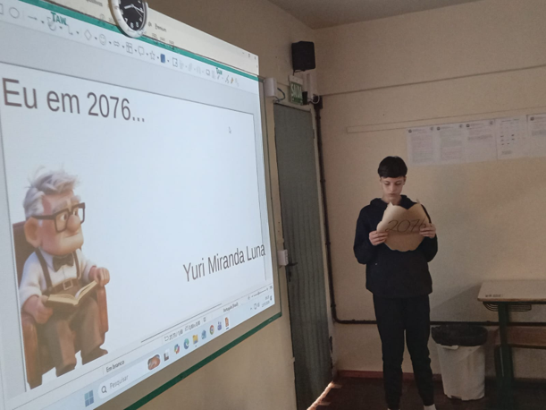 Aluno Yuri Miranda Luna apresentando sua produção Eu em 2076