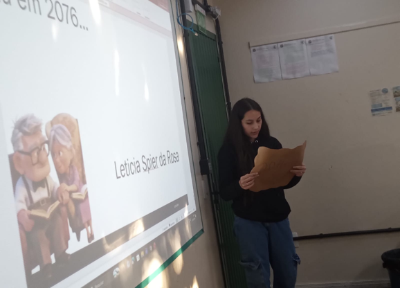 Aluna Letícia Spier da Rosa apresentando sua produção Eu em 2076