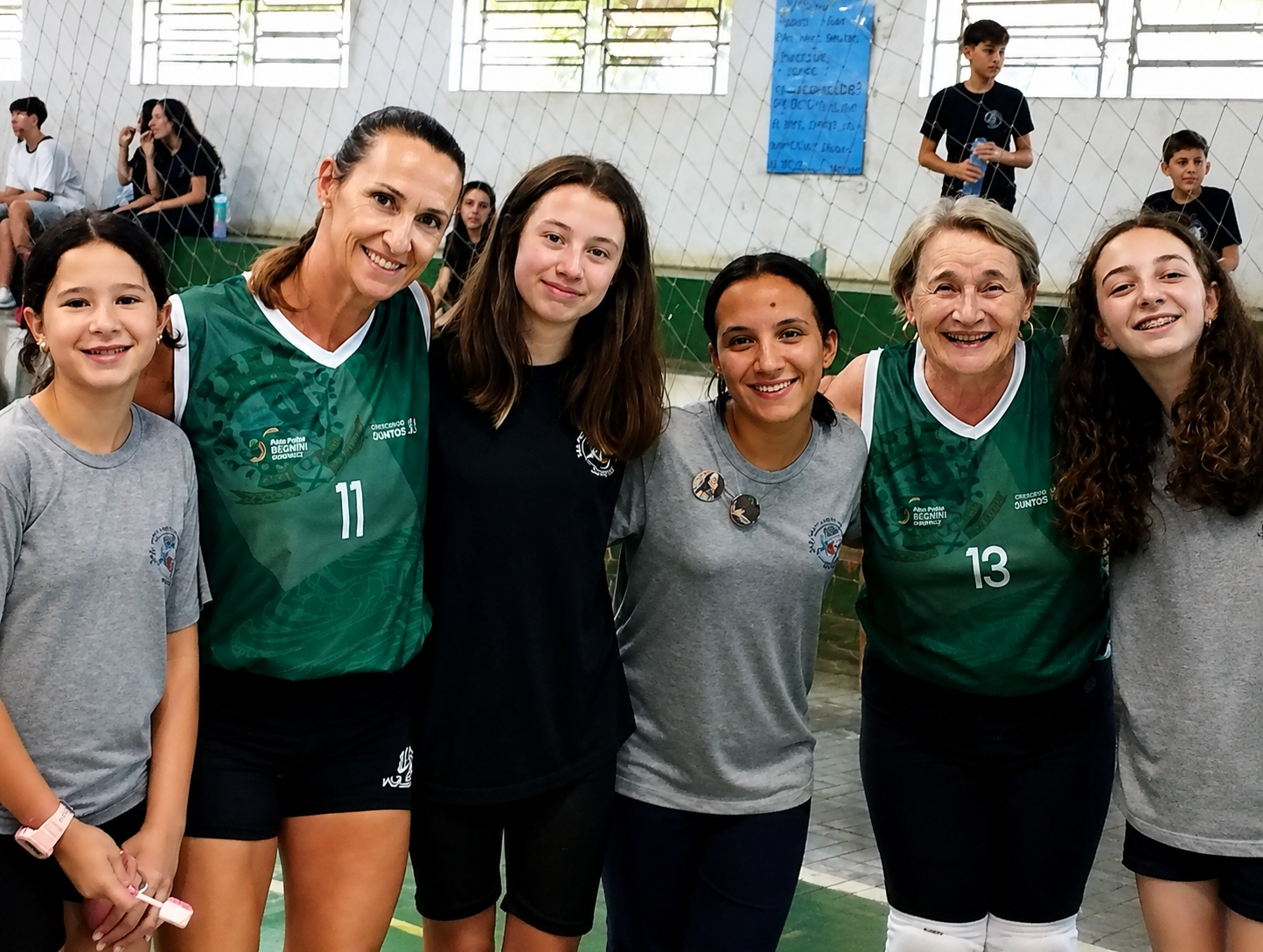 Alunas e atletas da terceira idade reunidas no ginásio após a partida